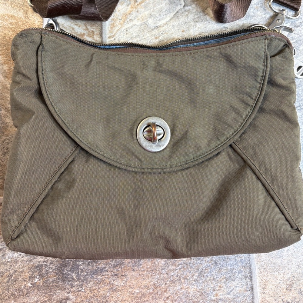 Baggallini Crossbody Bag Olive Green Nylon Twist Lock‎ Adjustable Strap